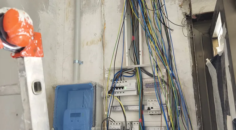 Revisión del cuadro eléctrico para localizar una avería en Barcelona