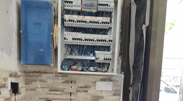 Cuadro eléctrico y contador revisados para emitir el boletín en Barcelona