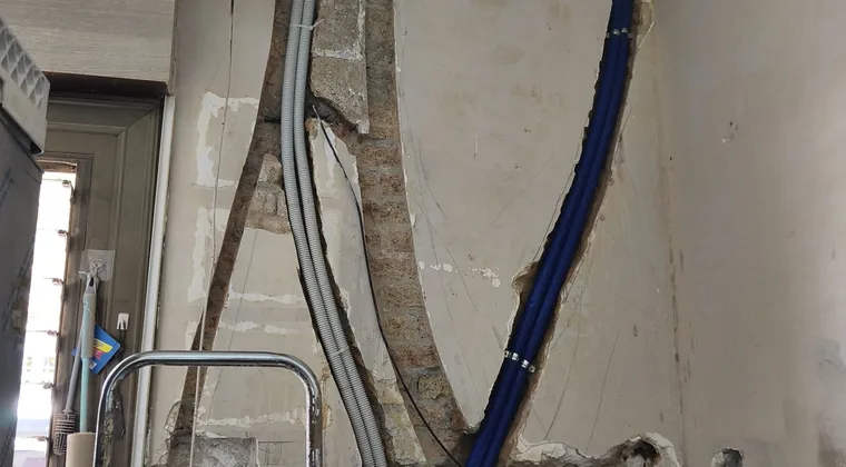 Rozas y tubo corrugado para el cableado eléctrico nuevo en Barcelona