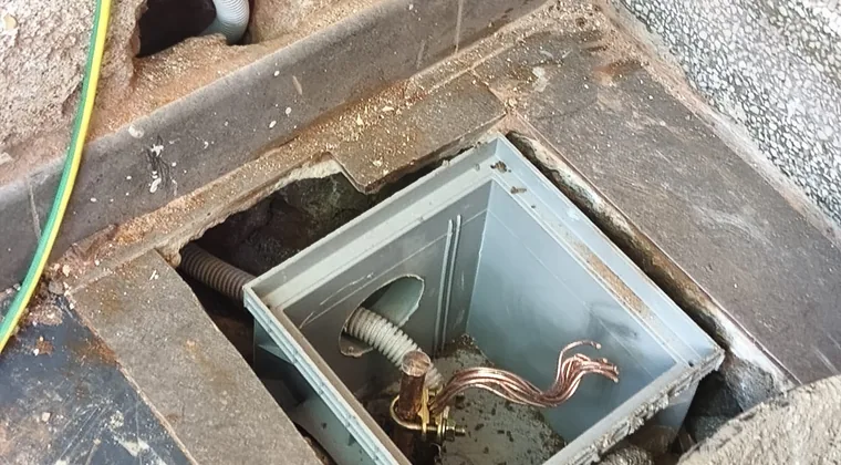 Arqueta y pica de la toma de tierra instaladas en Barcelona