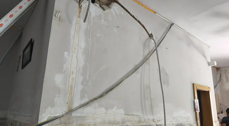 Cable nuevo pasado por la pared con la roza tapada